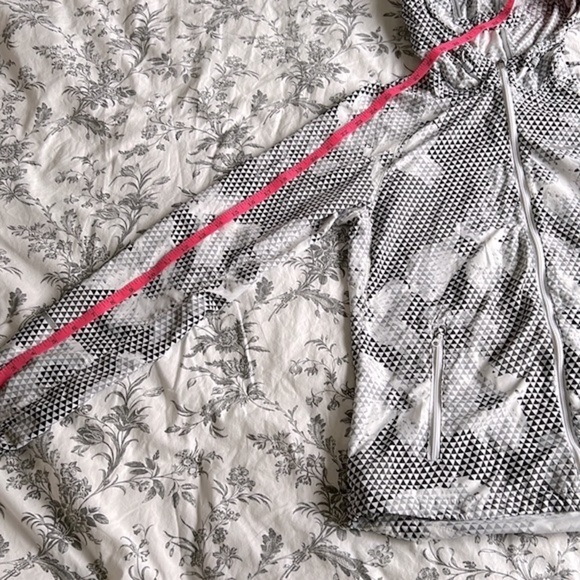 Nike Running Printed Distance Floral Light Jacket - Picture 10 of 14